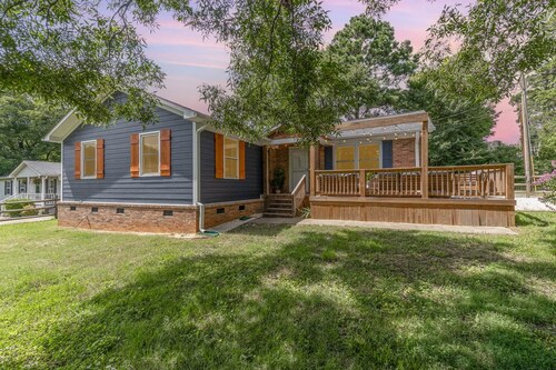 Relaxing Belmont Escape, 4BR, Pet Friendly