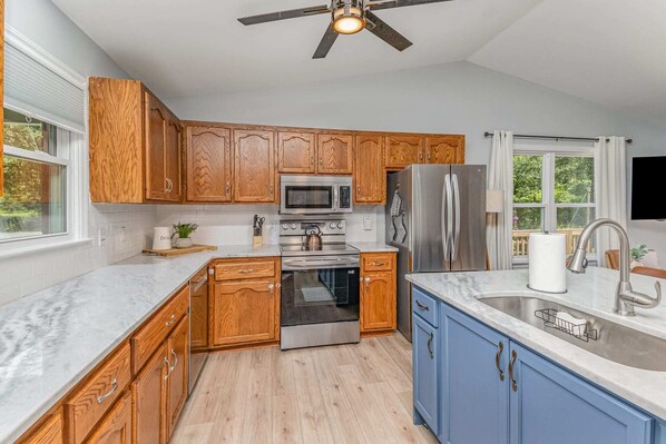 Réfrigérateur, micro-ondes, four, plaque de cuisson