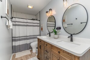 Een douche, handdoeken