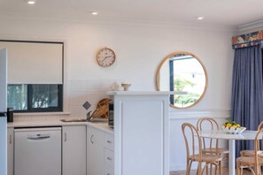 Dining - Indigo Terrace Two - Oceanstays (Yamba)