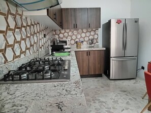 Fridge, microwave, stovetop, coffee/tea maker - Habitacion I Para 4 Personas 3 Camas (Morelia)