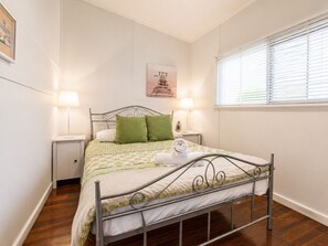 Comfort House | 3 bedrooms, individually decorated, individually furnished - Relax and Unwind at Otters Retreat (West Busselton)