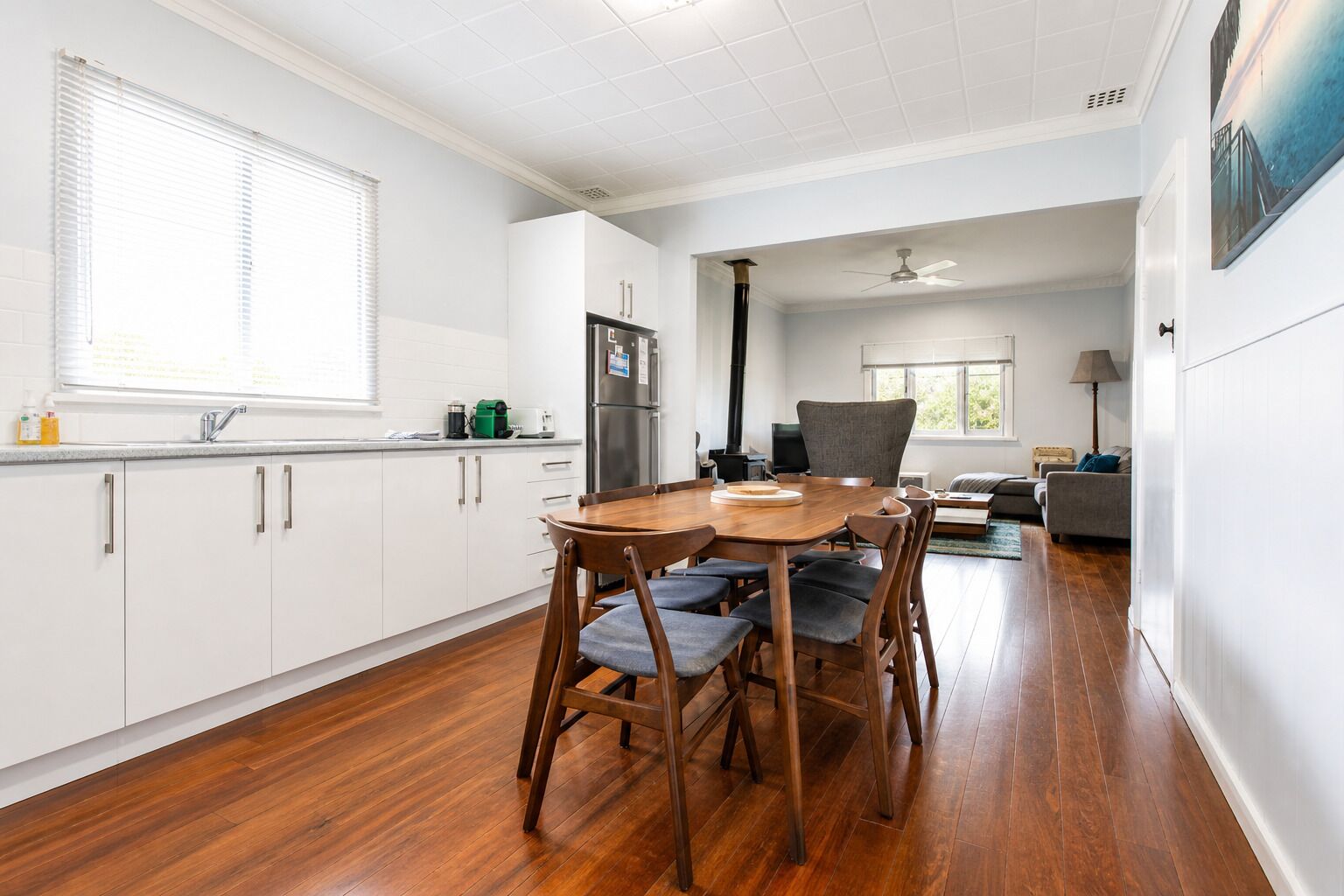 Comfort House | Private kitchen | Full-size fridge, microwave, oven, stovetop