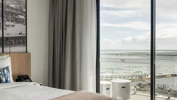 Rom – premium, 1 kingsize-seng | Safe på rommet, skrivebord for bærbar PC og blendingsgardiner