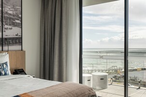 Premium King Suite | In-room safe, laptop workspace, blackout drapes, soundproofing