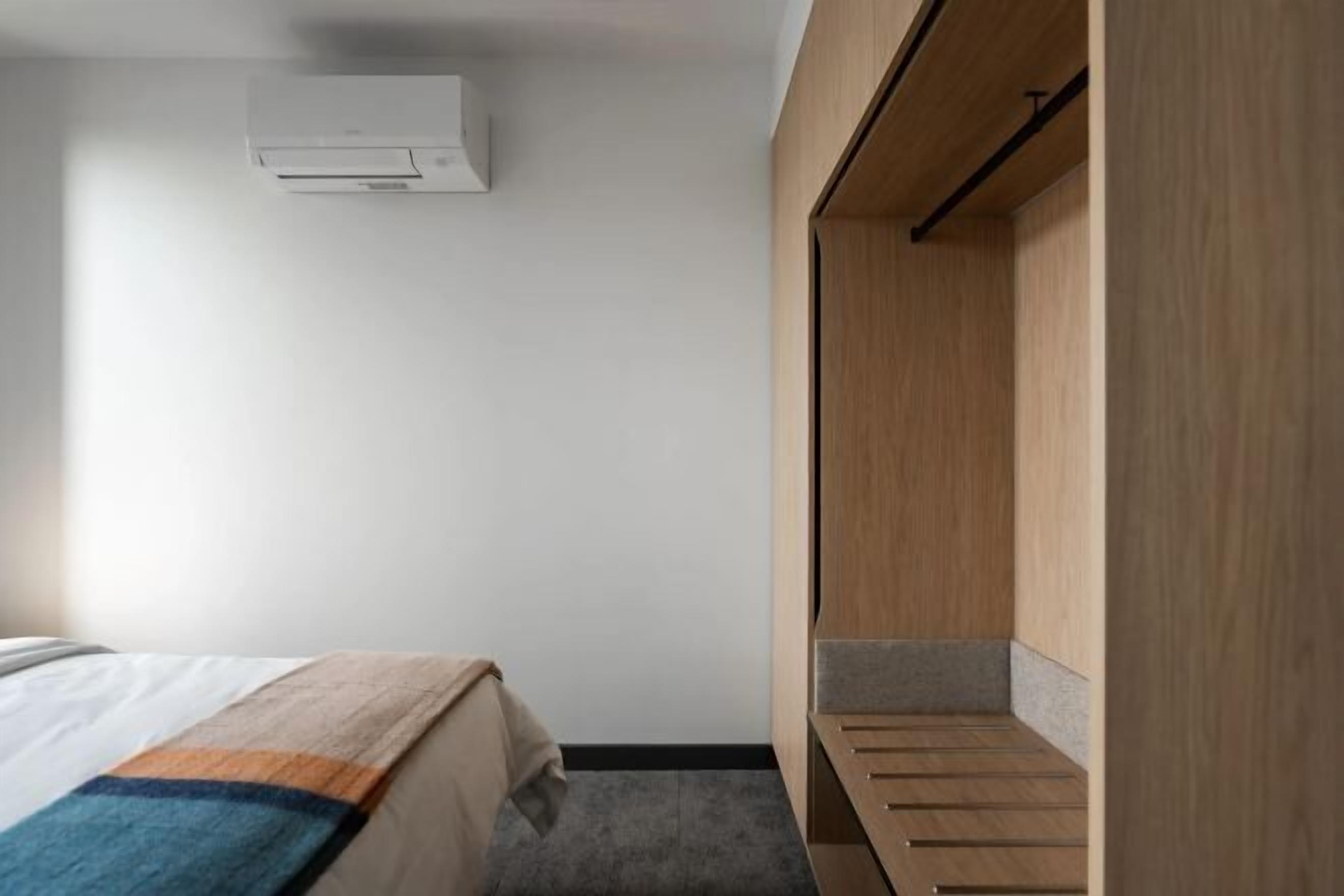 Cofres nos quartos, espaço de trabalho para notebook, cortinas blackout