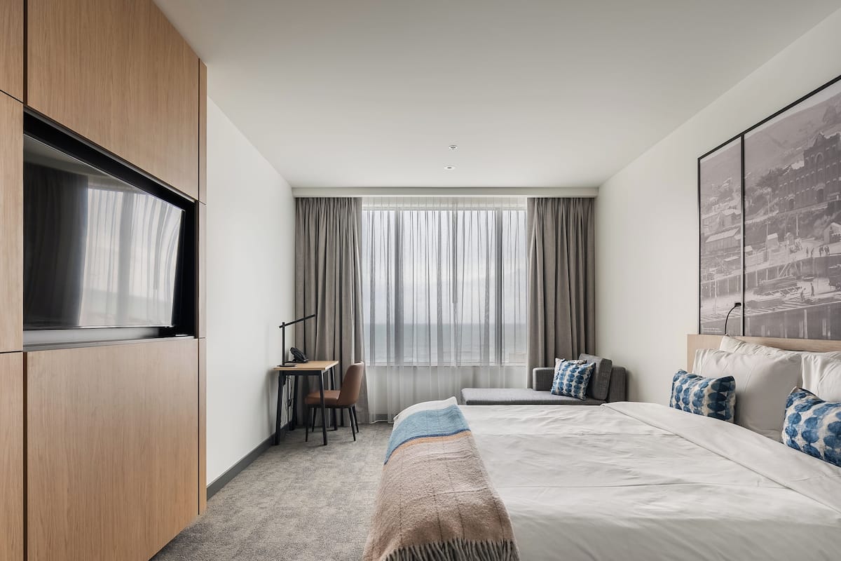 2 bedrooms, in-room safe, laptop workspace, blackout drapes