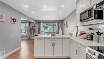 Een koelkast, een magnetron, een oven, een kookplaat