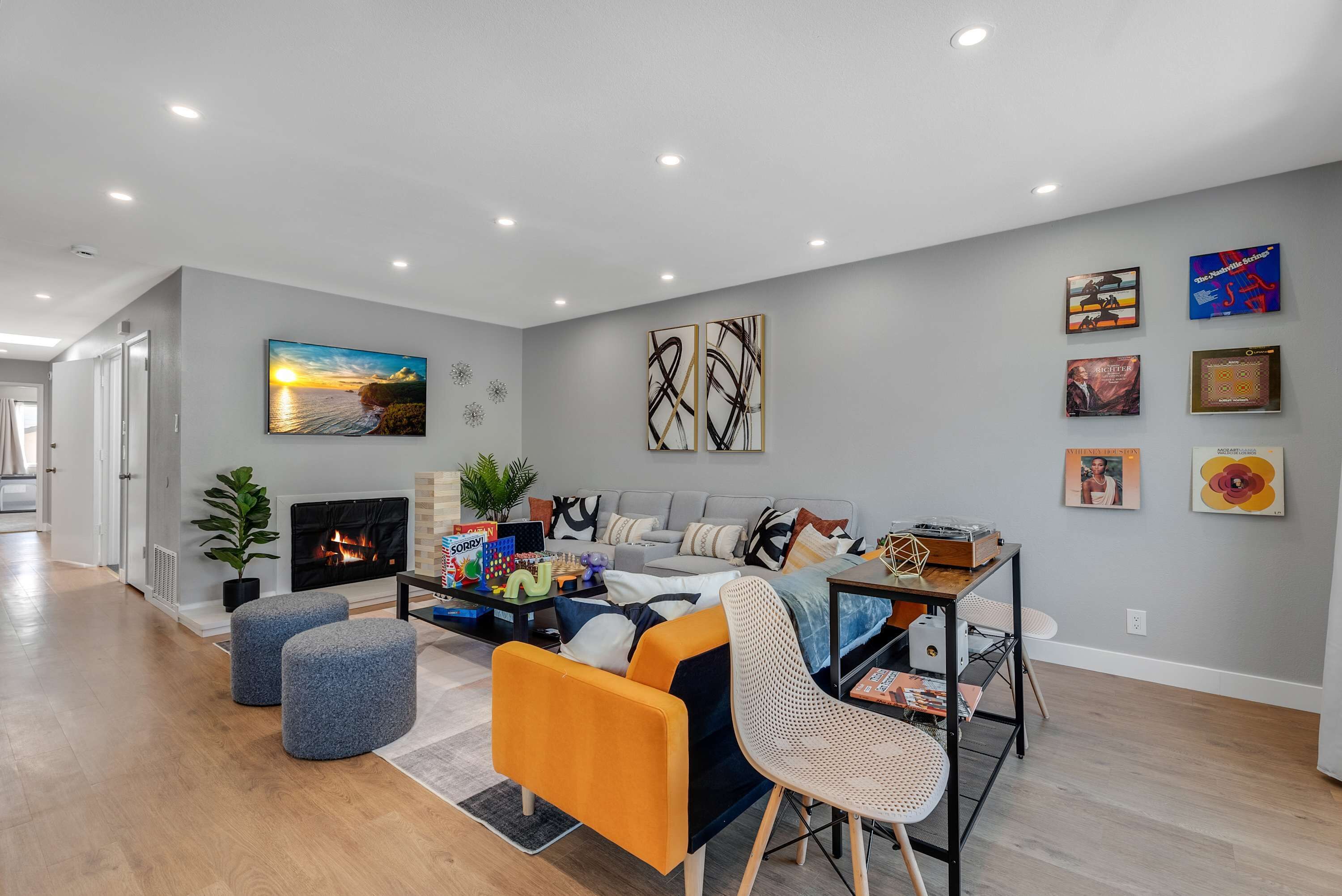 Een televisie, een open haard, tafelvoetbal en boeken