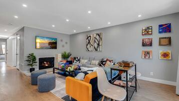 Een televisie, een open haard, tafelvoetbal en boeken