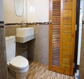 Superior tweepersoonskamer | Badkamer | Een douche, handdoeken