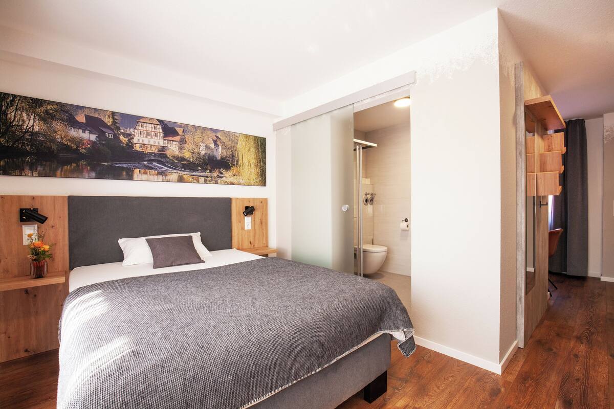 Single Apartment with Balcony | ตู้นิรภัยในห้องพัก, พื้นที่ทำงานแบบใช้แล็ปท็อป, เตารีด/โต๊ะรีดผ้า