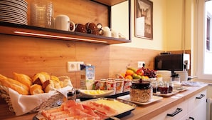 A breakfast buffet with various food items and condiments. - Hotel Garni Zum Wilden Mann (Künzelsau)