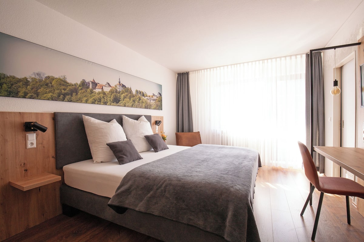 Comfort Room with Balcony | ตู้นิรภัยในห้องพัก, พื้นที่ทำงานแบบใช้แล็ปท็อป, เตารีด/โต๊ะรีดผ้า