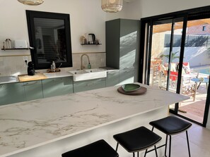 冰箱、微波炉、烤箱、炉灶