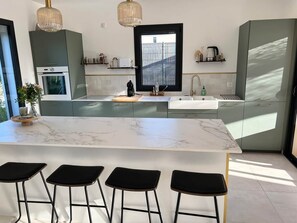 Refrigerador, microondas, horno y lavavajillas 