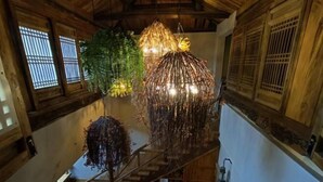 Una escalera con barandilla de madera que lleva a una plataforma.