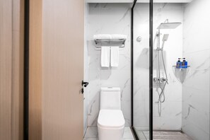 Shower, rainfall showerhead, free toiletries, hair dryer - Qinfengyuan Hotel (Shanghai Xuhui District Zhongshan Hospital Jiashan Road Subway Station Branch) (Shanghai)