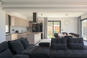 Téléviseur connecté, table de ping-pong, livres, chaîne audio