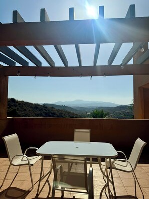 Outdoor dining - Sun filled newly refurbished family sized apartment with sweeping valley views (Vera)
