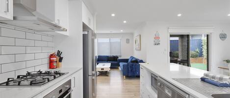 Een koelkast, een magnetron, een oven, een vaatwasser