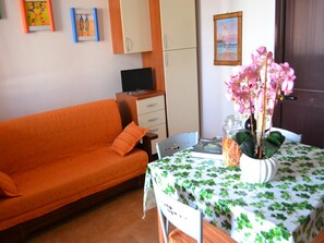 TV - Holiday home with balcony and air conditioning in Torre dell'O (Torre dell'Orso)