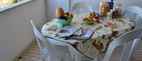 تناول الطعام بالخارج