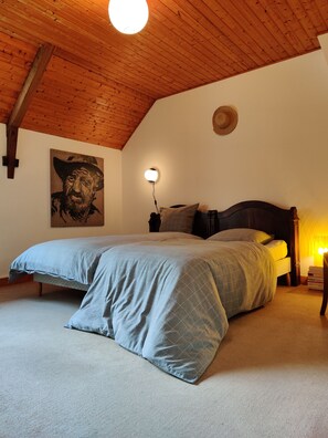 3 bedrooms, iron/ironing board, WiFi, bed sheets