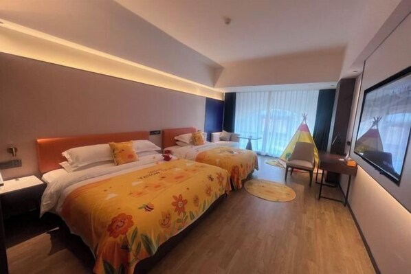 Une chambre d’hôtel avec deux lits, une petite table, une chaise, une décoration évoquant une tente et une grande fenêtre.