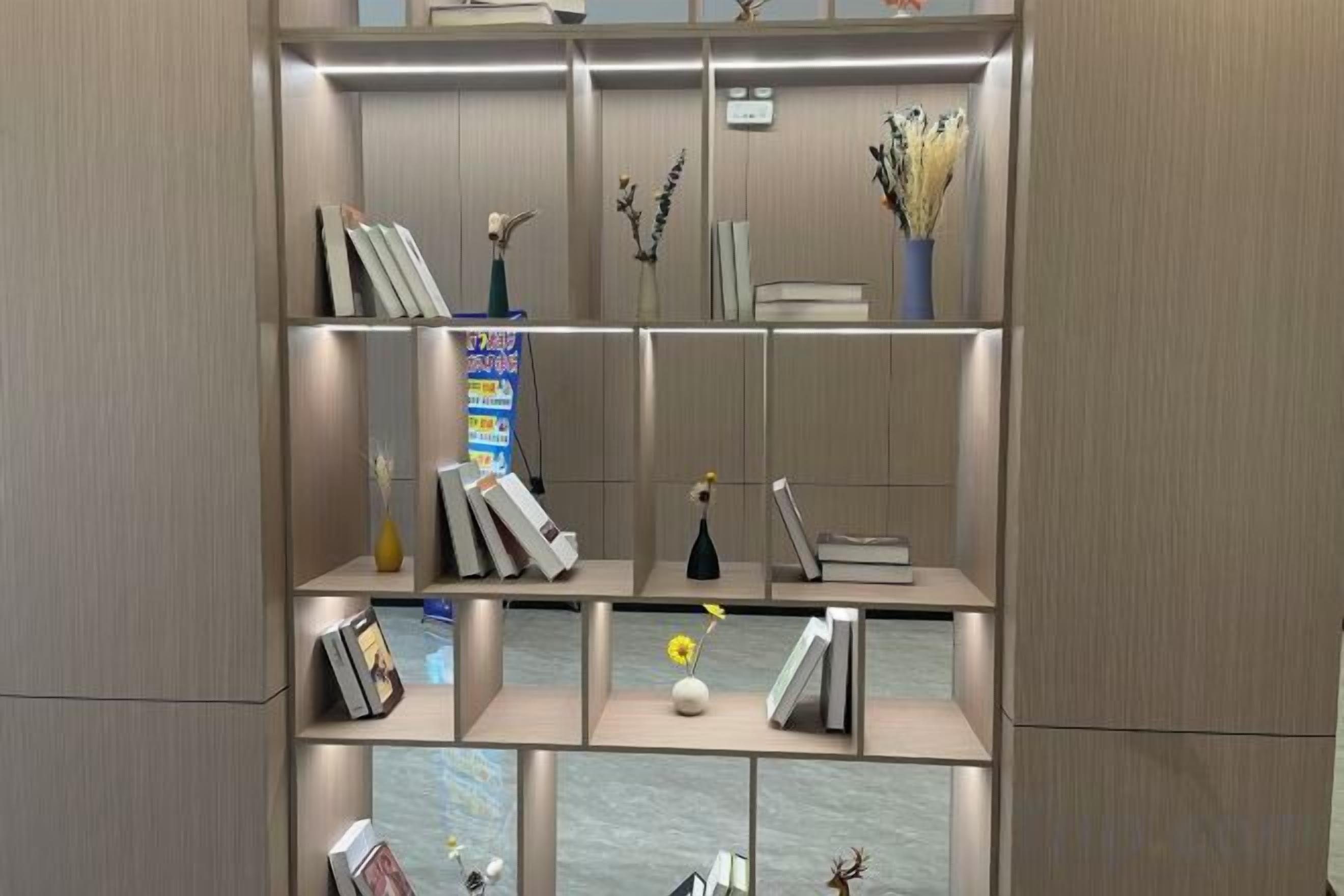 Una estantería moderna con diversos objetos decorativos y libros.