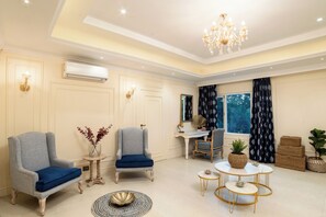 43-吋智慧型電視，提供衛星頻道