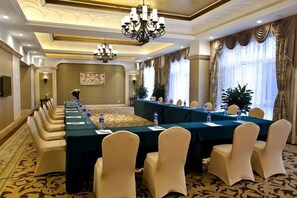 A conference room with a long table, chairs, and a chandelier. - Zhongcheng Holiday Hotel (Shijiazhuang)