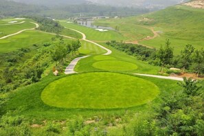 A golf course with multiple green fairways and sand bunkers. - Zhongcheng Holiday Hotel (Shijiazhuang)