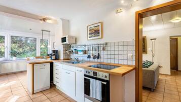 Jääkaappi, mikroaaltouuni, uuni, liesi