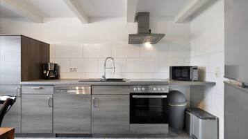 Jääkaappi, mikroaaltouuni, uuni, liesi