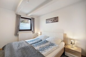 2 bedrooms, free WiFi, bed sheets - Holiday Home 'Op'n Doerp' with Private Terrace, Garden & Wi-Fi (Oesterwurth)