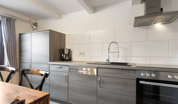 Fridge, microwave, oven, stovetop - Holiday Apartment 'Ferienhaus Op'n Doerp' with Private Terrace, Garden, and Wi-Fi (Oesterwurth)