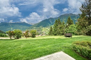 Property grounds - Apartment 'Panorama' with Mountain View, Private Terrace and Wi-Fi (Klosters-Serneus)