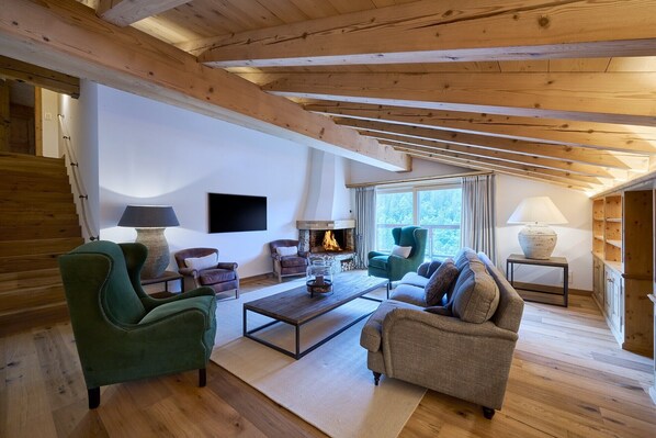 TV, fireplace