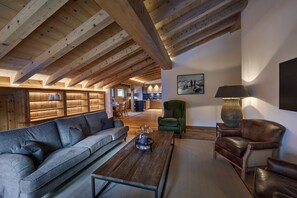 Een televisie en een open haard