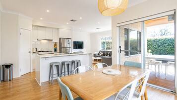 Deluxe House | Dining room
