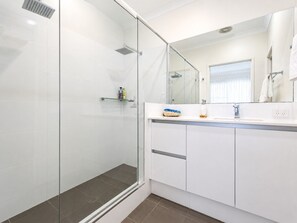 Deluxe House | Bathroom | Shower, hair dryer, towels, soap - Contemporary Cove (Quindalup)