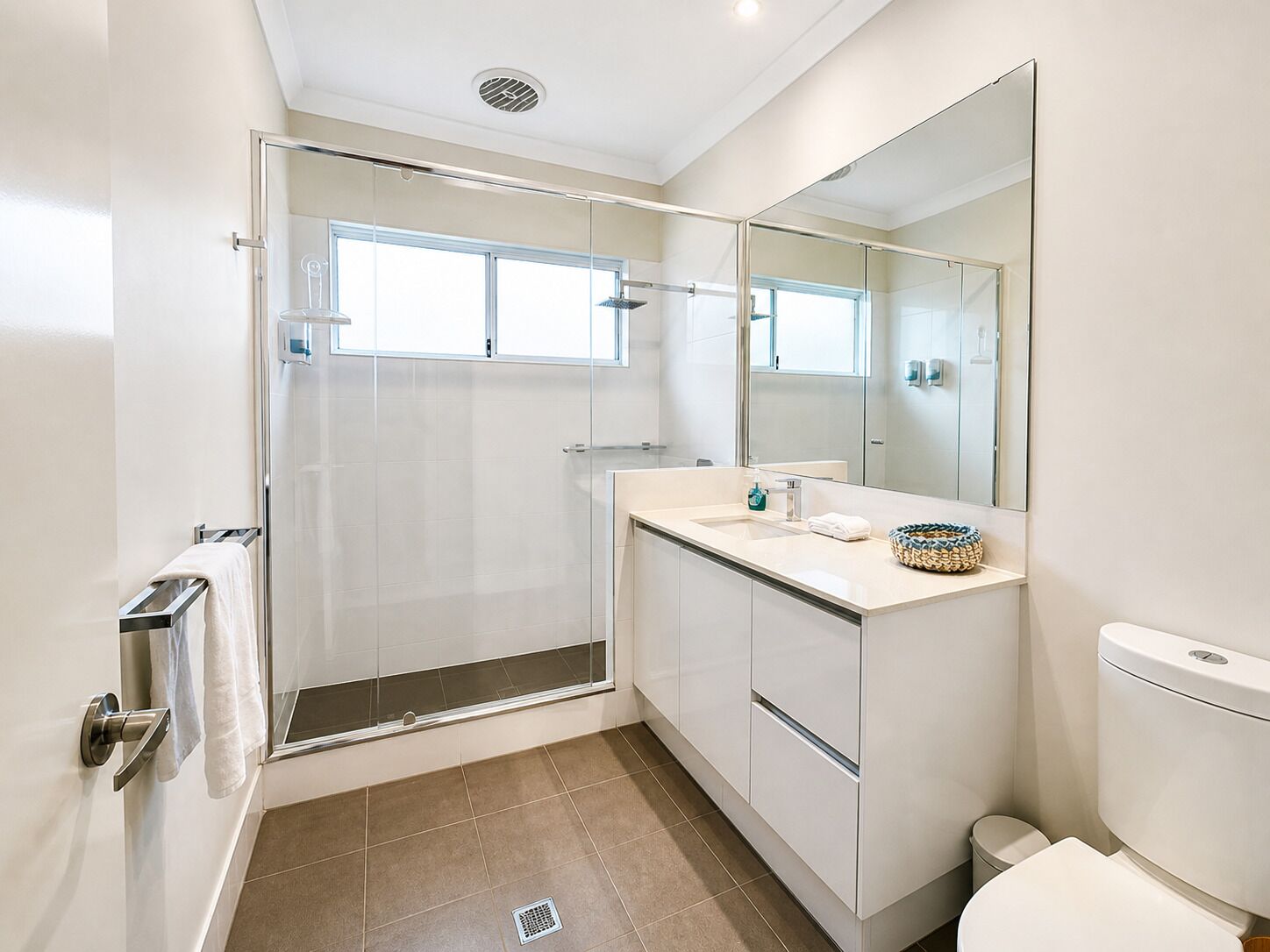 Deluxe House | Bathroom | Shower, hair dryer, towels, soap