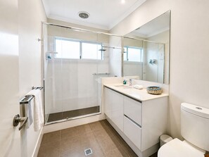 Deluxe House | Bathroom | Shower, hair dryer, towels, soap - Contemporary Cove (Quindalup)
