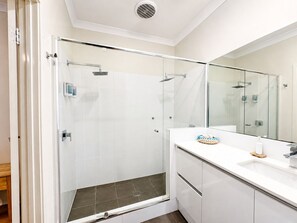 Deluxe House | Bathroom | Shower, hair dryer, towels, soap - Contemporary Cove (Quindalup)
