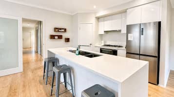 Deluxe House | Private kitchen | Full-sized fridge, microwave, oven, stovetop
