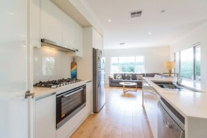 Deluxe House | Private kitchen | Full-size fridge, microwave, oven, stovetop - Contemporary Cove (Quindalup)