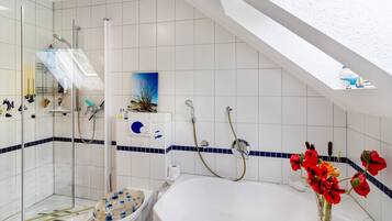 Een douche, een haardroger, handdoeken