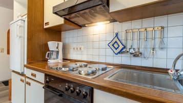 Geladeira, fogão, cooktop, cafeteira/chaleira