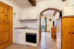 Fridge, microwave, oven, stovetop - Apartment 1 - Hühner with Shared Garden and Wi-Fi (Bordelum)